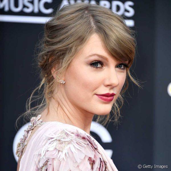 A maquiagem de Taylor Swift foi mais simples e elegante para o Billboard Music Award (Foto: Getty Images)